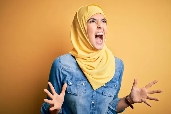 Giovane Bella Ragazza Indossa Hijab Musulmano Piedi Sopra Isolato Sfondo — Foto Stock