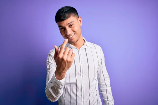 Jonge Knappe Latino Man Draagt Elegante Business Shirt Staan Paarse — Stockfoto
