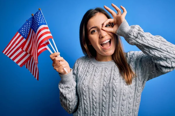 Ung Patriotisk Kvinna Håller Usa Flagga Självständighetsdagen Juli Över Blå — Stockfoto