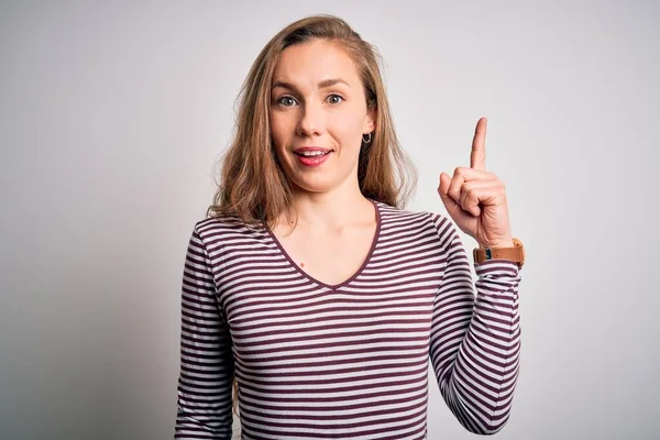 Jovem Bela Mulher Loira Vestindo Casual Listrado Shirt Sobre Isolado — Fotografia de Stock