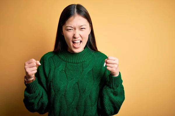 Ung Vacker Asiatisk Kvinna Bär Grön Vinter Tröja Över Gul — Stockfoto