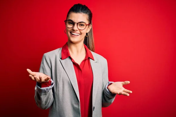 Young Beautiful Brunette Businesswoman Wearing Jacket Glasses Red Background Smiling — Stock Photo, Image
