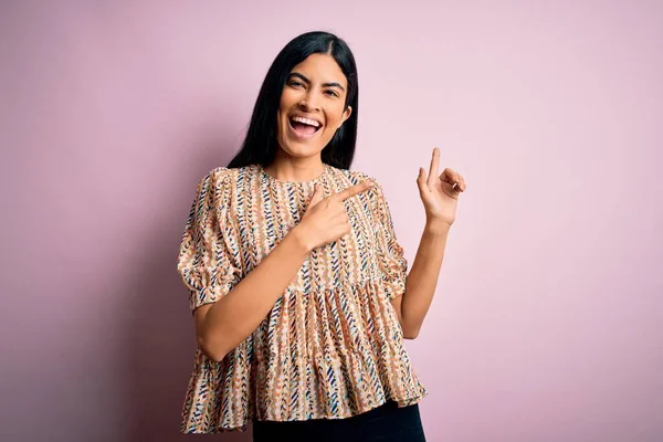 Junge Schöne Hispanische Modefrau Trägt Eleganten Stil Über Rosa Hintergrund — Stockfoto