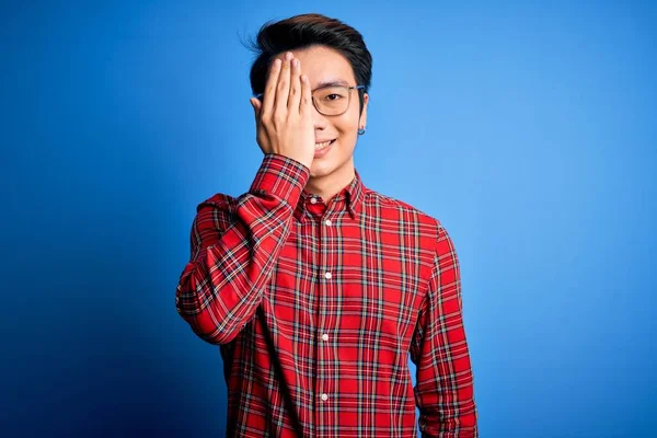 Jovem Chinês Bonito Vestindo Camisa Casual Óculos Sobre Fundo Azul — Fotografia de Stock