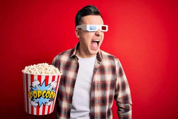 Giovane Uomo Caucasico Bello Indossare Occhiali Film Mangiare Popcorn Arrabbiato — Foto Stock