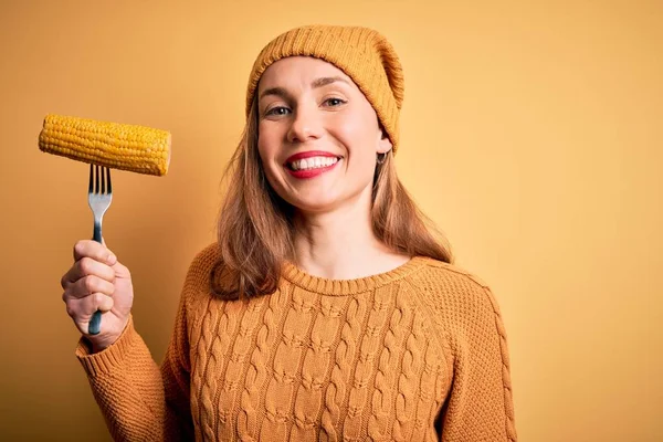 Mladá Krásná Blondýnka Žena Drží Vidličku Kukuřicí Přes Izolované Žluté — Stock fotografie