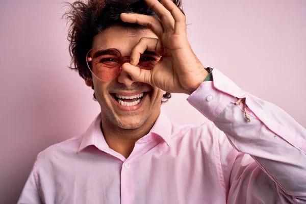 Joven Hombre Guapo Con Gafas Con Forma Corazón Sobre Fondo —  Fotos de Stock