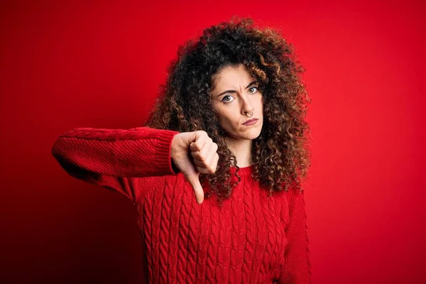 Joven Hermosa Mujer Con Pelo Rizado Piercing Usando Suéter Rojo —  Fotos de Stock