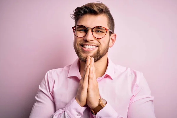 Homem Loiro Bonito Jovem Com Barba Olhos Azuis Vestindo Camisa — Fotografia de Stock