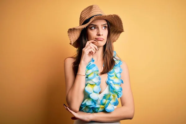 Junge Schöne Brünette Frau Urlaub Badeanzug Und Hawaiianischen Blumen Lei — Stockfoto