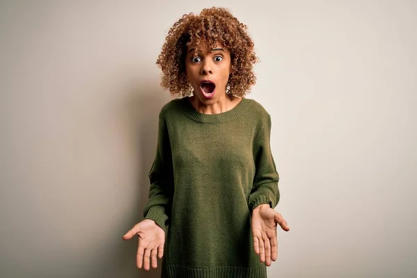 Mulher Americana Africana Bonita Com Cabelo Encaracolado Vestindo Camisola Casual — Fotografia de Stock