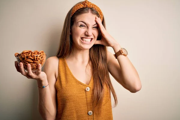 Young Beautiful Redhead Woman Holding Bowl German Baked Pretzels Stressed — Stock Photo, Image