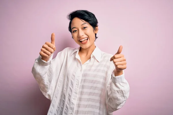 Jong Mooi Aziatisch Meisje Dragen Casual Shirt Staan Geïsoleerde Roze — Stockfoto