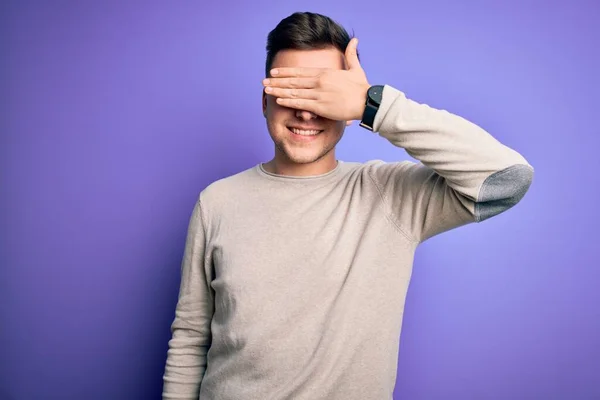 Joven Hombre Caucásico Guapo Usando Suéter Casual Sobre Fondo Aislado —  Fotos de Stock