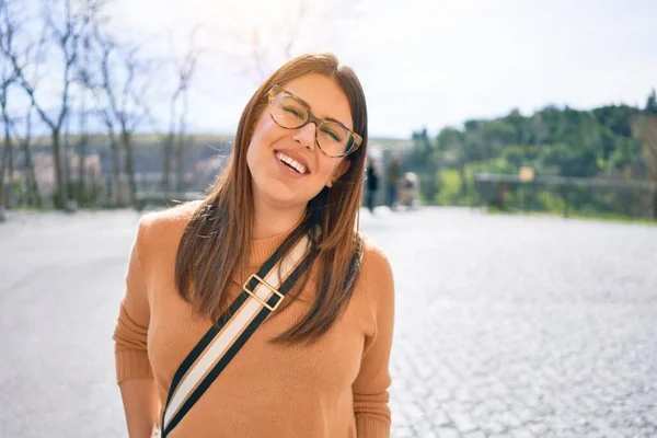 Joven Mujer Morena Hermosa Con Gafas Sonriendo Feliz Confiado Pie —  Fotos de Stock