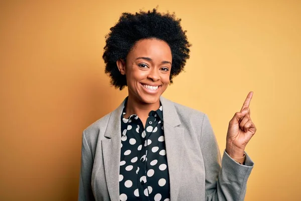Ung Smuk Afrikansk Amerikansk Afro Forretningskvinde Med Krøllet Hår Iført - Stock-foto