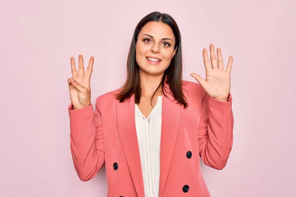 Junge Schöne Brünette Geschäftsfrau Trägt Elegante Jacke Über Isoliertem Rosa — Stockfoto