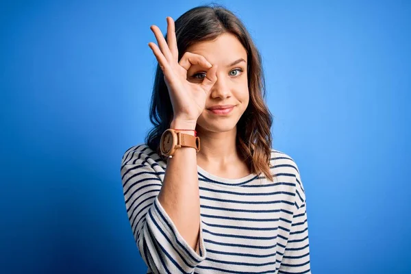 Junge Schöne Blonde Mädchen Lässigem Pullover Der Über Blauem Isoliertem — Stockfoto