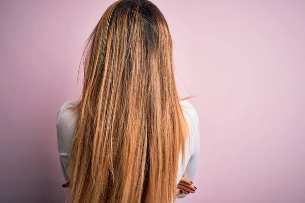 Junge Schöne Blonde Frau Mit Blauen Augen Trägt Weißes Shirt — Stockfoto