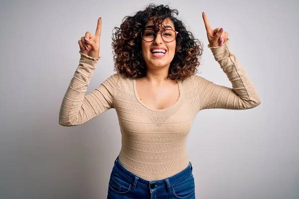 Jovem Bela Mulher Árabe Encaracolado Vestindo Shirt Casual Óculos Sobre — Fotografia de Stock