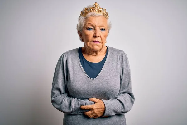 Ältere Schöne Grauhaarige Frau Trägt Goldene Königskrone Auf Weißem Hintergrund — Stockfoto