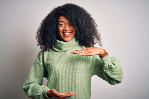 Jonge Mooie Afro Amerikaanse Vrouw Met Afro Haar Dragen Groene — Stockfoto