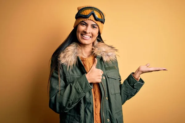 Jovem Bela Mulher Hispânica Vestindo Óculos Esqui Casaco Para Inverno — Fotografia de Stock
