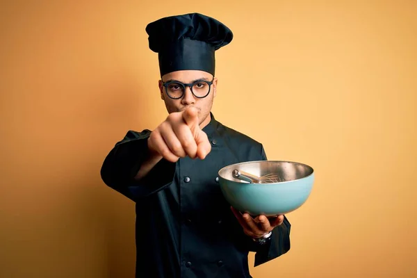 Mladý Brazilský Kuchař Kuchařské Uniformě Klobouku Pomocí Mísy Whisk Ukazující — Stock fotografie