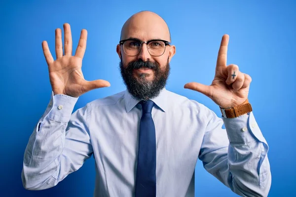 Schöner Geschäftsmann Mit Bart Eleganter Krawatte Und Brille Vor Blauem — Stockfoto