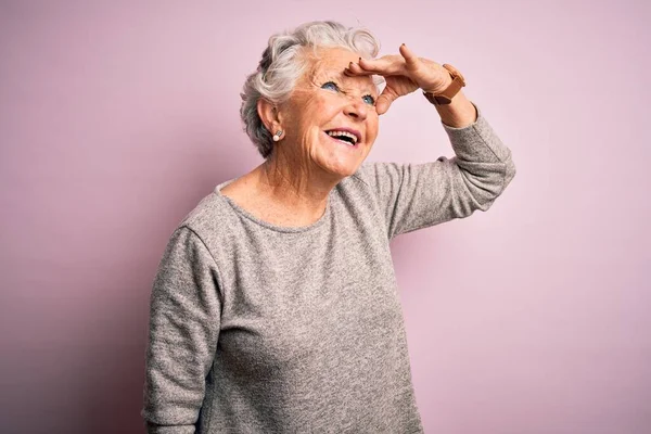 Ältere Schöne Frau Lässigem Shirt Vor Isoliertem Rosa Hintergrund Sehr — Stockfoto