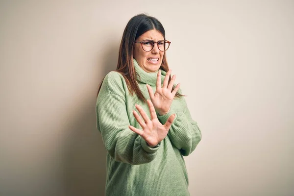 Jovem Mulher Bonita Vestindo Camisola Casual Sobre Fundo Branco Isolado — Fotografia de Stock