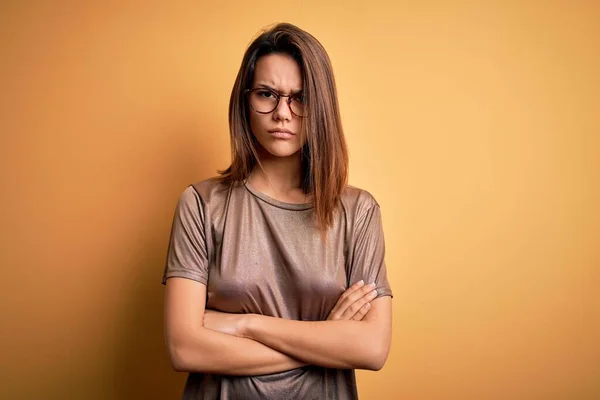 Menina Morena Bonita Vestindo Camiseta Casual Óculos Sobre Fundo Amarelo — Fotografia de Stock