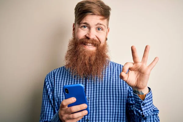 Rossa Irlandese Uomo Con Barba Utilizzando Smartphone Guardando Schermo Sfondo — Foto Stock