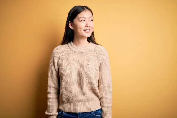 年轻美丽的亚洲女人穿着休闲装 披着黄色的孤立的背景 面带微笑 自然的面容 充满自信的笑 — 图库照片