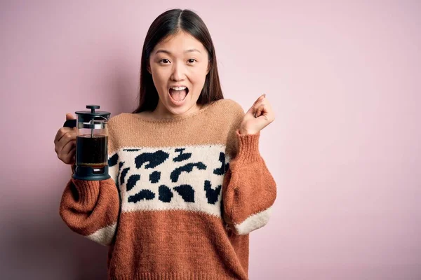 Jonge Aziatische Vrouw Het Maken Van Een Glas Koffie Met — Stockfoto