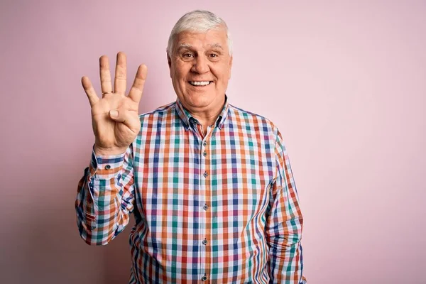 Senior Hombre Apuesto Alzado Con Camisa Colorida Casual Sobre Fondo —  Fotos de Stock