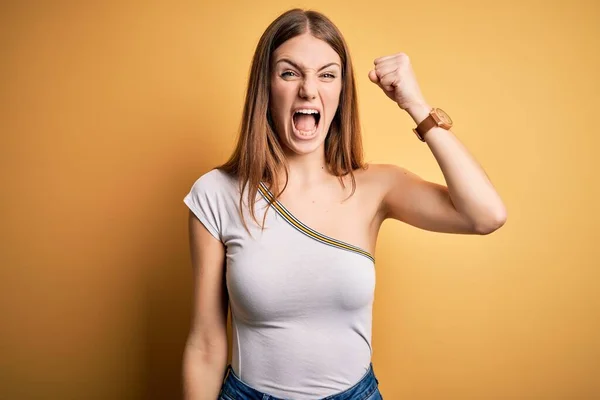 Jonge Mooie Roodharige Vrouw Draagt Casual Shirt Geïsoleerde Gele Achtergrond — Stockfoto