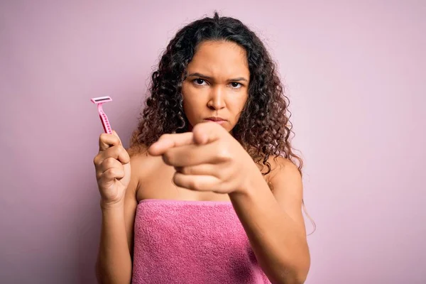 Joven Hermosa Mujer Con Pelo Rizado Usando Toalla Ducha Con —  Fotos de Stock