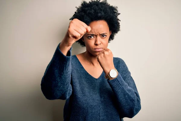 Ung Vacker Afroamerikansk Afro Kvinna Med Lockigt Hår Bär Casual — Stockfoto