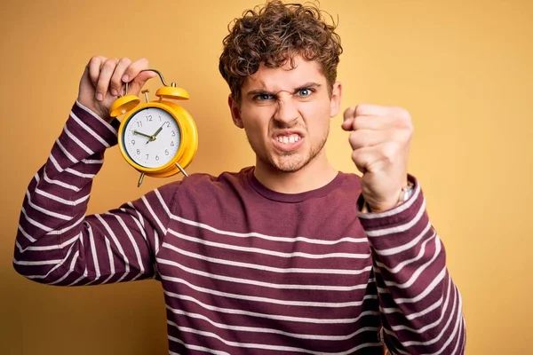 Junger Blonder Mann Mit Lockigem Haar Wecker Vor Gelbem Hintergrund — Stockfoto