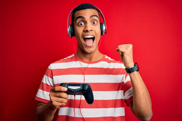 Schöner Afrikanisch Amerikanischer Spieler Der Videospiel Mit Joystick Und Kopfhörer — Stockfoto