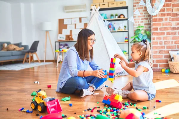 Garota Branca Brincando Aprendendo Playschool Com Professora Mãe Filha Sala — Fotografia de Stock