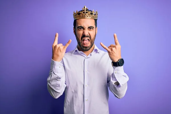 Jovem Homem Bonito Com Barba Vestindo Coroa Ouro Rei Sobre — Fotografia de Stock