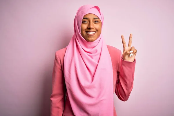 Junge Afro Amerikanerin Trägt Muslimischen Hijab Auf Isoliertem Rosa Hintergrund — Stockfoto