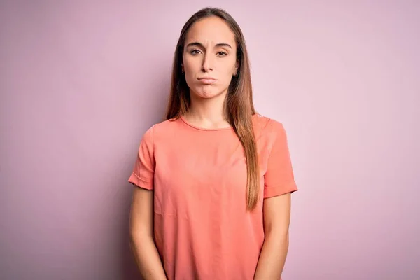 Młoda Piękna Kobieta Ubrana Luźny Shirt Stojąca Nad Odizolowanym Różowym — Zdjęcie stockowe