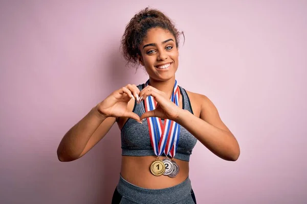 Jovem Menina Esportiva Afro Americana Fazendo Esporte Ganhando Medalhas Sobre — Fotografia de Stock