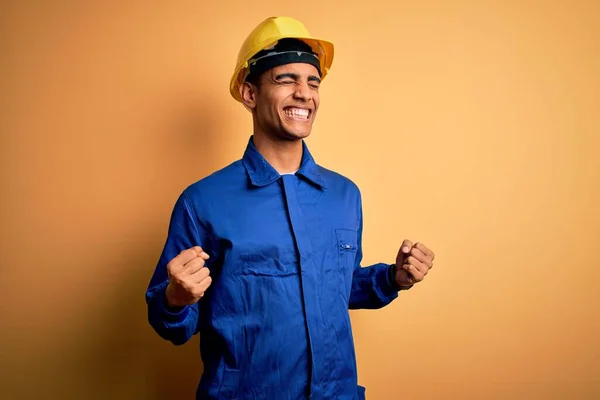 Jonge Knappe Afro Amerikaanse Arbeider Blauw Uniform Veiligheidshelm Erg Blij — Stockfoto