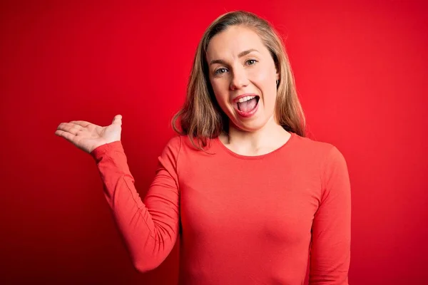 Joven Hermosa Mujer Rubia Con Camiseta Casual Pie Sobre Fondo — Foto de Stock