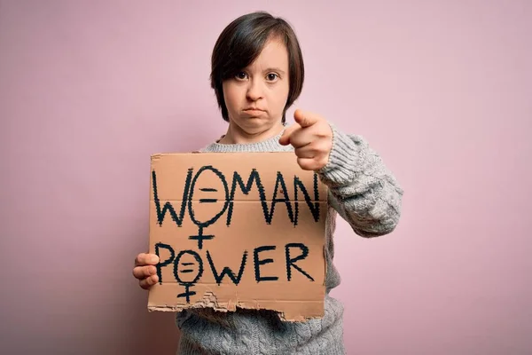 Jovem Mulher Síndrome Segurando Mulheres Poder Protesto Banner Sobre Fundo — Fotografia de Stock