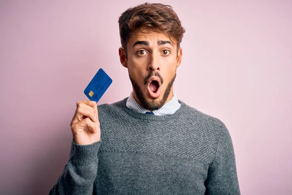 Junger Kunde Mit Bart Kreditkarte Zur Bezahlung Über Rosa Hintergrund — Stockfoto